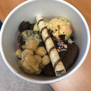 DIYogurt - a bowl of ice cream and cookies - Ice Cream & Frozen Yogurt Near Me - Belvidere, Illinois