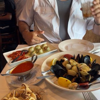 Topo Gigio Ristorante - Calamari Fritti, Cozze E Vongole All Calabrese and Capesante Con Pesto E Crema - Italian Near Me - Chicago, Illinois Topo Gigio Ristorante - Calamari Fritti, Cozze E Vongole All Calabrese and Capesante Con Pesto E Crema - Italian Near Me - Chicago, Illinois