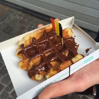 Chez Albert - waffle with chocolate sauce €3.50 - Waffles Near Me - Bruges, VWV Chez Albert - waffle with chocolate sauce €3.50 - Waffles Near Me - Bruges, VWV
