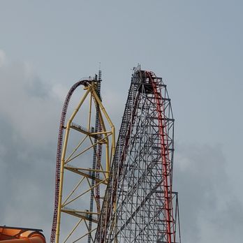 Cedar Point - Top Thrill Dragster (left) and Magnum XL 200 (right) - Amusement Parks Near Me - Sandusky, Ohio Cedar Point - Top Thrill Dragster (left) and Magnum XL 200 (right) - Amusement Parks Near Me - Sandusky, Ohio