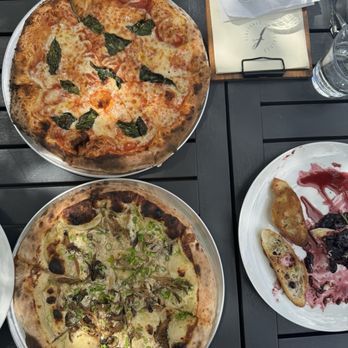Furioso Vineyards - Margarita & Mushroom/Scallion Pizzas. Brie with berry compote on the side - Wine Tasting Room Near Me - Dundee, Oregon
