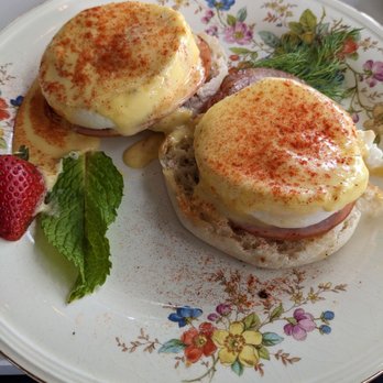 Founders Restaurant - Classic eggs Benedict - Cocktail Bars Near Me - Winston-Salem, North Carolina Founders Restaurant - Classic eggs Benedict - Cocktail Bars Near Me - Winston-Salem, North Carolina