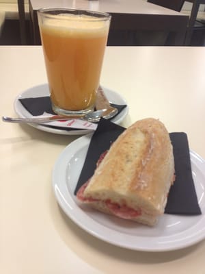 Llibreria la Central by null