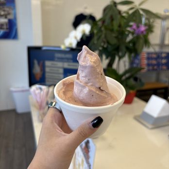 Elite Experience: Strickland's Ice Cream - Strawberry Oreo - Yelp Events Near Me - Costa Mesa, California