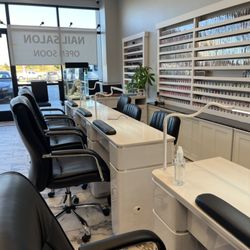 Glossy Nail Bar