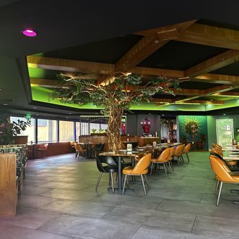 Kalaveras - Dining area with plenty of seating - Breakfast & Brunch Near Me - Northridge, California