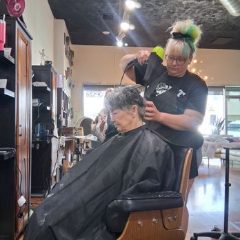 Atomic Kitten Salon - Hair Salons Near Me - Bakersfield, California