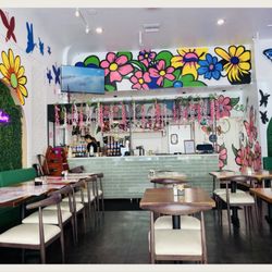 Madres Brunch - Neat and spacious.
