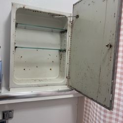 Roland Realty - Nasty bathroom