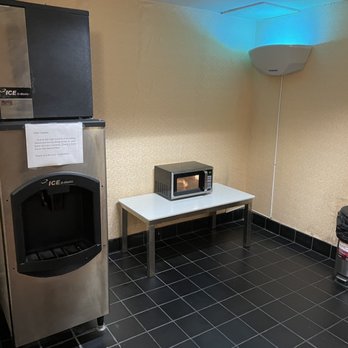 LA Crystal Hotel - Community microwave and ice machine on the 4th floor - Hotels Near Me - Carson, California
