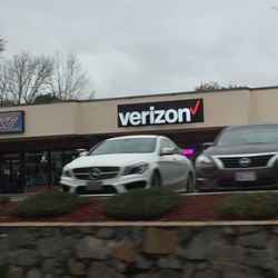 Verizon - Verizon of Foxborough -- 211 North Street, Junction of Route 1 / Washington Street, Foxborough Storefront