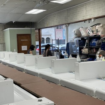 U-DO-IT Laundry - other workers oblivious to some help that customers need - Laundromat Near Me - Philadelphia, Pennsylvania