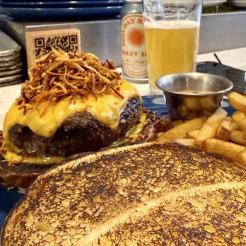 Shift Kitchen & Bar - Great cheeseburger - New American Near Me - Flagstaff, Arizona