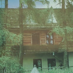 Schronisko Górskie Głodówka - Widok od strony szosy.