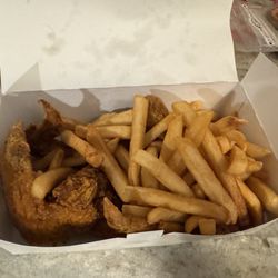 Phillips Pizza - Overcooked and cold fries, no toppings