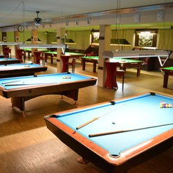 Niners Billard Lounge - 6 Poolbillard-Tische