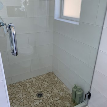 The Anchor Inn - Shower of Coastal Cottage Unit 4 - Hotels Near Me - Pacifica, California