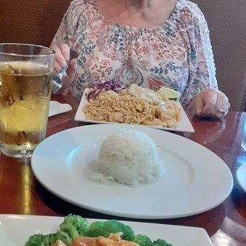 Zen Bistro - Pad thai and peanut chicken. - Thai Near Me - Daytona Beach, Florida Zen Bistro - Pad thai and peanut chicken. - Thai Near Me - Daytona Beach, Florida