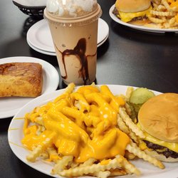 Harlo Grill - Cheeseburger pizza puff shake