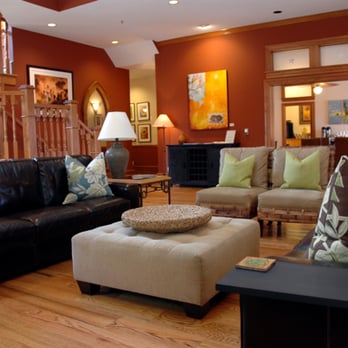 The Bradley Boulder Inn - Relax at The Bradley and enjoy a glass of wine in our Great Room. - Bed & Breakfast Near Me - Boulder, Colorado