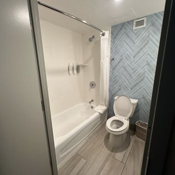 Hilton Garden Inn Williamsburg - King suite bathroom - Hotels Near Me - Williamsburg, Virginia