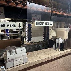 Apache's Carnes Al Carbon - Ordering counter - grill in the back