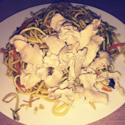 Thai Curry - gebratene Nudeln mit Hühnerfleisch