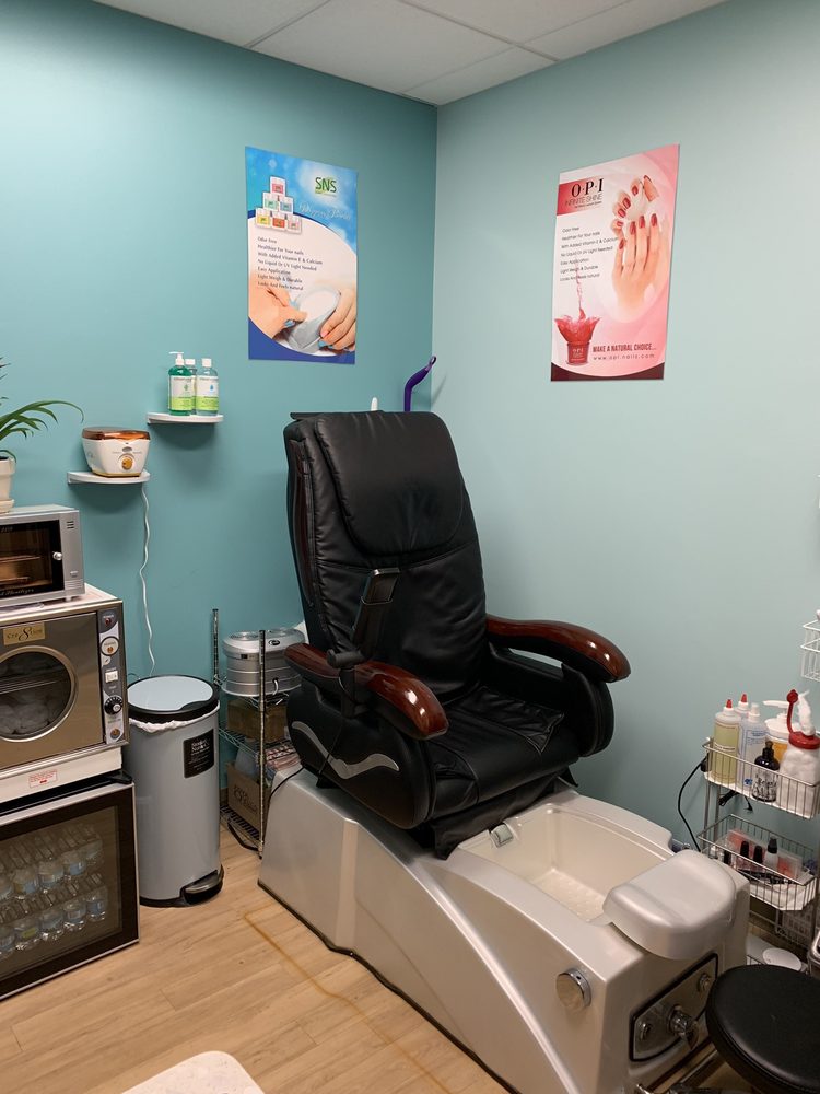 NAILS BY CHAU Updated September 2024 14 Photos 1378 N Hamilton Rd