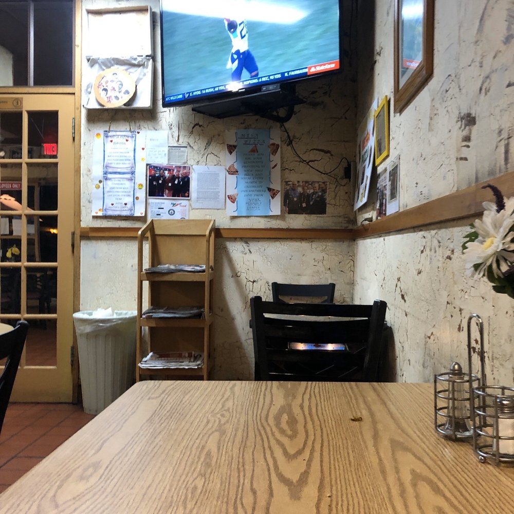 Mesa Pizza - Inside of restaurant - Pizza Near Me - Santa Barbara, California