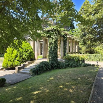 Harkness Memorial State Park - Colonnade entrance - Landmarks & Historical Buildings Near Me - Waterford, Connecticut