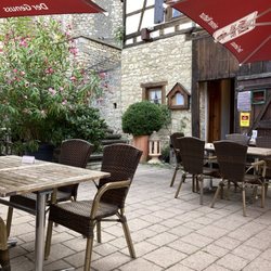 Zornheimer Weinstuben - Terrasse und Eingang