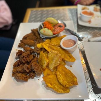 Dominican restaurant - Chicharrones de pollo con tostones - Bars Near Me - Richardson, Texas