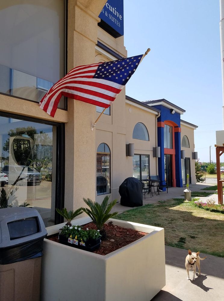 EXECUTIVE INN & SUITES Updated October 2024 33 Photos & 32 Reviews