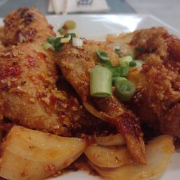 Deep-fried Chicken Wings Stir-fried with Butter / Cánh Gà Chiên Bơ