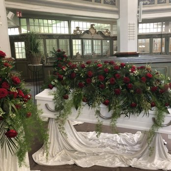Arthur Dohrmann Beerdigungsinstitut - harmonisch aufeinander abgestimmt, die Trauerfloristik - Funeral Services & Cemeteries Near Me - Halstenbek, SH