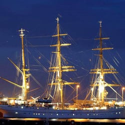 Windjammerparade - Abends im Marinestützpunkt