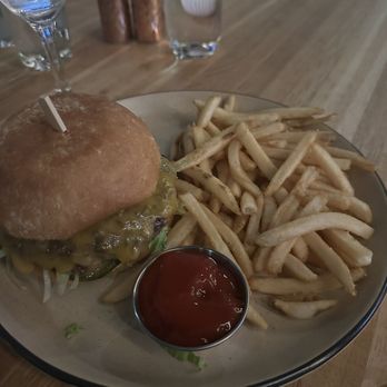 Metropolitan Tavern - Classic Cheeseburger - New American Near Me - Portland, Oregon Metropolitan Tavern - Classic Cheeseburger - New American Near Me - Portland, Oregon