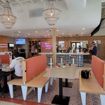 Birdcall - people sitting at tables in a restaurant - Chicken Shop Near Me - Frisco, Texas Birdcall - people sitting at tables in a restaurant - Chicken Shop Near Me - Frisco, Texas