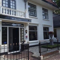 THE Baron Crown - Eingang zum Hotel.