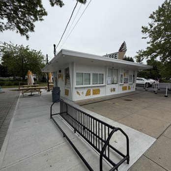 Dari Bee - bike rack - Ice Cream & Frozen Yogurt Near Me - Riverside, Rhode Island