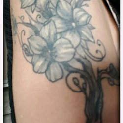 The Tattooed Lady - 26 10 2016 réalisé par steph addams une Vilaine branche et ses vilaines fleurs :(:(