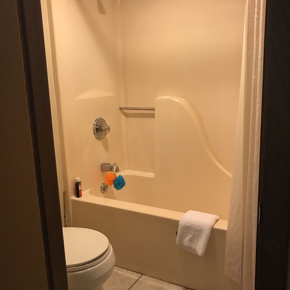 Econo Lodge - Small bath room - Hotels Near Me - Martin, Tennessee Econo Lodge - Small bath room - Hotels Near Me - Martin, Tennessee