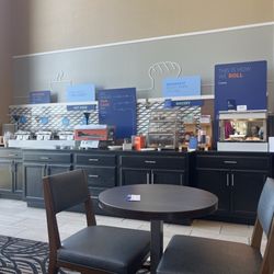 Holiday Inn Express & Suites - Marion - Breakfast