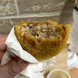 Antojitos Colombianos 2 - Empanada de papa  con poquita carne