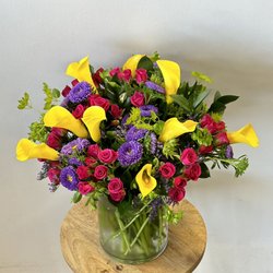 Encinitas Flower Shop - Designers choice summer arrangement - this arrangement is made up of mini calla lilies, spray roses, matsumoto asters and bupleurum