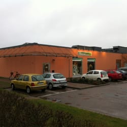 Stadsmissionens Second Hand - Parking lot in front of store