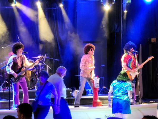 Rhythm & Riffs Lounge by null