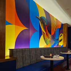 Birdsong - Great decor in the dining room.