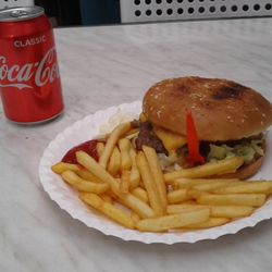 Greek Burger - Schülermenü mit super knusprigen Pommes, dem lecker Cheeseburger und einer Cola. Guten Appetit!!