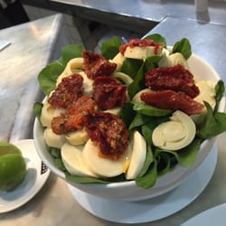 Padaria Classic Bread and Grill - Salada caprese. Enorme.